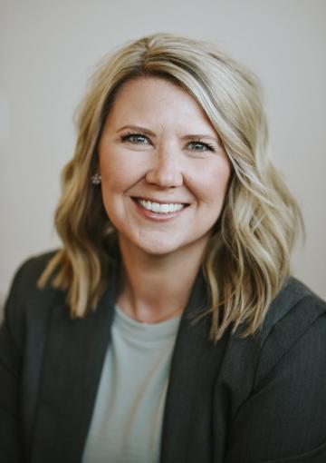 Headshot of Miss Erin Oban.