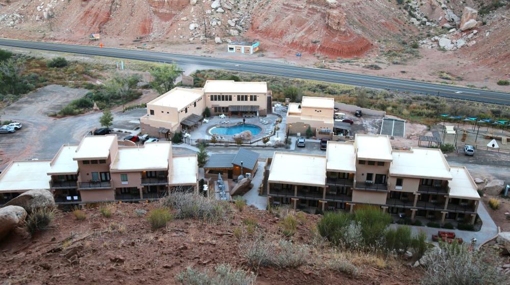 Aerial view of Bluff Dwellings rooftops with red cliffs in background.