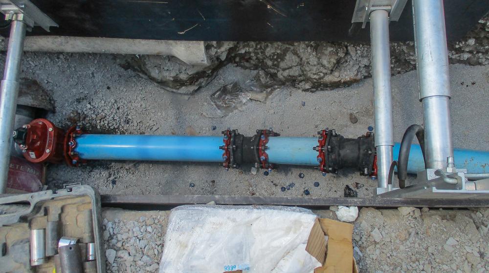 Gate valve tie in on water pipe