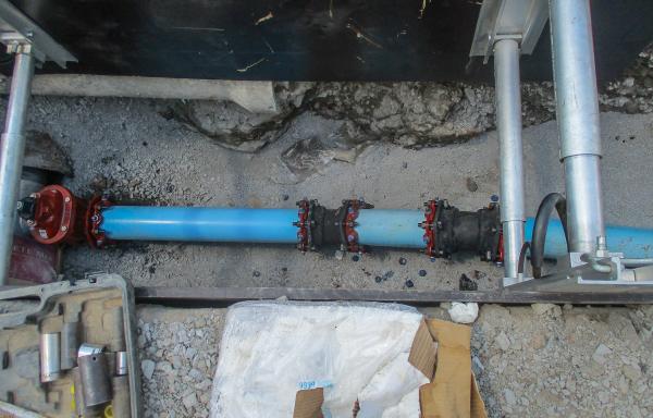 Gate valve tie in on water pipe